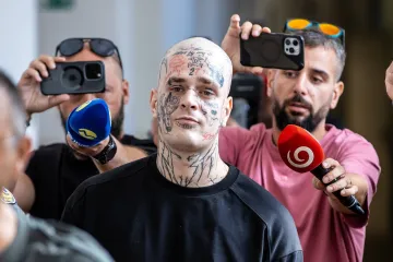 Kontroverzni reper doveden na sud u pratnji policije: Na čelu ima tetoviran Chanelov logo
