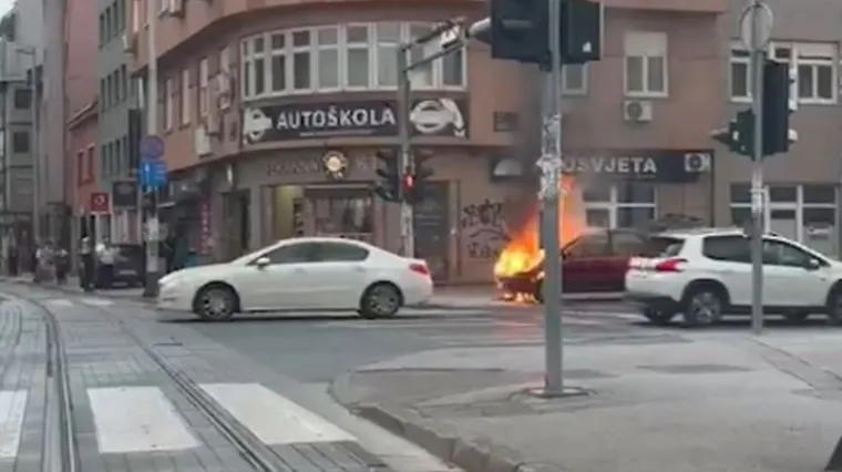 Automobil se zapalio u vožnji na frekventnom raskrižju usred Zagreba