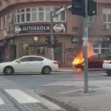 Automobil se zapalio u vožnji na frekventnom raskrižju usred Zagreba