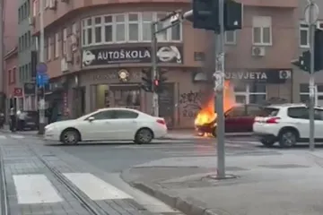 Automobil se zapalio u vožnji na frekventnom raskrižju usred Zagreba