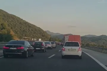 Sudar u tunelu stvorio kolone na A1: I dok jedni čekaju, drugi voze po zaustavnoj traci