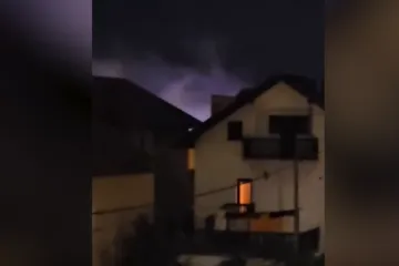 Gori kuća u Novom Zagrebu u kojoj žive strani radnici, vatrogasci na terenu