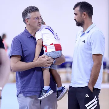 Andrej Plenković sa sinovima gledao košarkašku utakmicu Hrvatska - Ukrajina