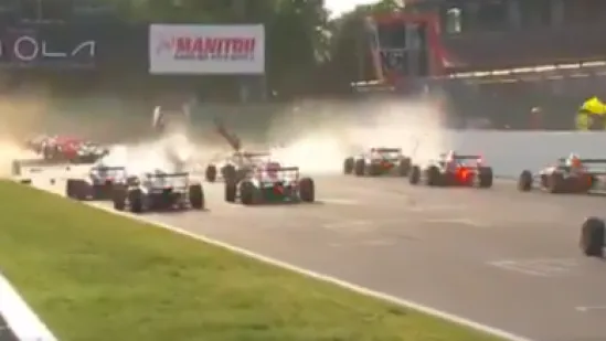 Teška nesreća u Formuli 4: Čak 15 bolida sudjelovalo u sudaru!