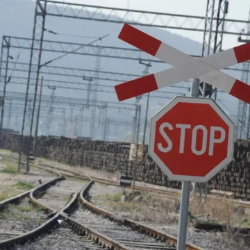 Drama na željezničkom prijelazu: Starica zapela na tračnicama, sekunde je dijelile od sigurne smrti