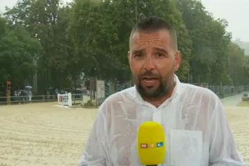 Sve pršti u Sinju: Opći potop odgodio Alku, pršte i političke tenzije - nije bilo ni rukovanja!