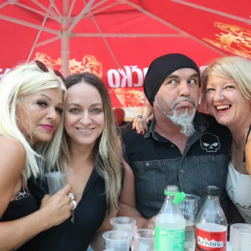 Koža, traper i zavodljivi pogledi: Jesu li tri atraktivne plavuše ukrale show bikerima na moto susretu?