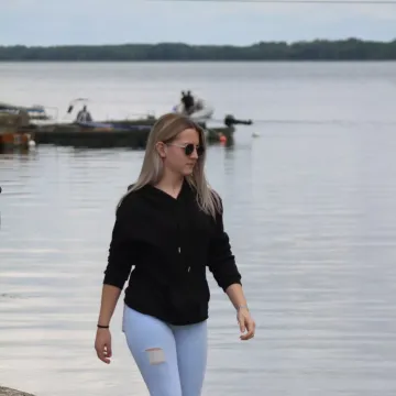 Uske traperice, sunčane naočale i misteriozan stav: Djevojka u ležernom izdanju ukrala svu pažnju