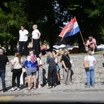 Thompsonovi fanovi nahrlili u Sinj već u jutarnjim satima: Evo kakva atmosfera vlada uoči spektakla