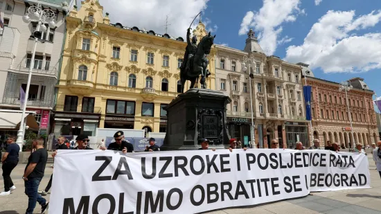 Prolaznik pobjesnio na aktiviste u središtu Zagreba: 'Odite lepo Vučiću!'