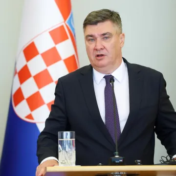 Milanović odlikovao i promaknuo nove pripadnike Oružanih snaga, pogledajte cijeli popis