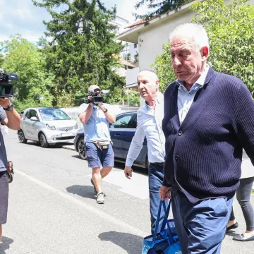 Sanader stigao kući u Kozarčevu. Novinari ga pitali - što je s novcem koji mora vratiti?