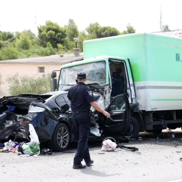 Stravičan lančani sudar u Šibeniku: Poginula jedna osoba, očevid je u tijeku