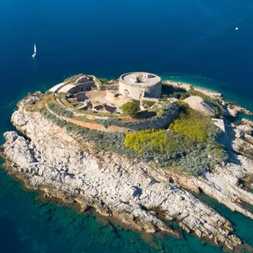Obnova izazvala žustre rasprave: Jadranski otok spoj je mračne prošlosti i luksuzne sadašnjosti
