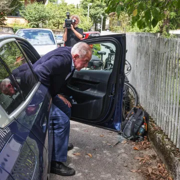 Jeste li primijetili što je Sanader prvo napravio kad je izašao iz automobila?