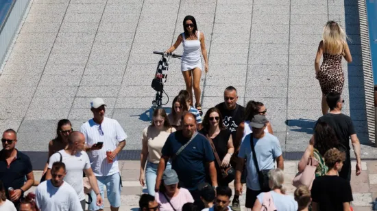 Dama u bijelom pravi je melem za oči: Haljina joj stajala kao salivena, isticala se u gomili