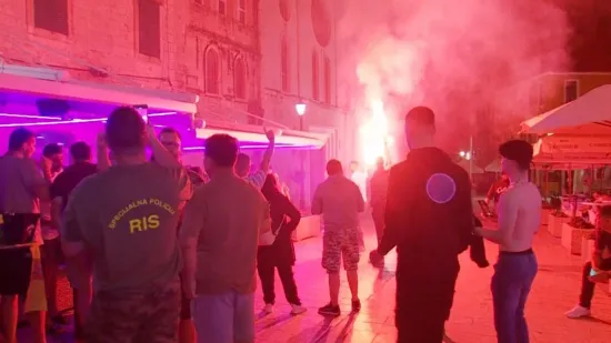 Uz bengalke i pjesmu, feštalo se sinoć i po sinjskim ulicama: Prolom oblaka i odgođena Alka nisu omeli veselje