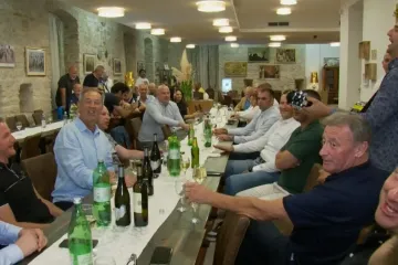 Nebo se otvorilo, trkalište postalo kaljuža, ali to nije omelo Sinjane: Feštalo se do kasno u noć