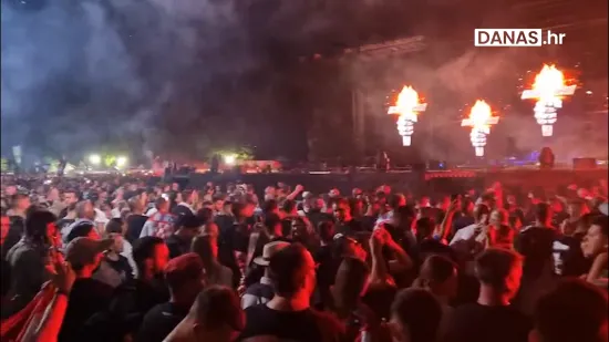 Koncert kasni, a obožavatelji u punom gasu: Donosimo tračak atmosfere sa sinjskog hipodroma