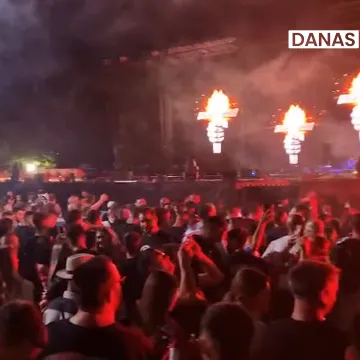 Koncert kasni, a obožavatelji u punom gasu: Donosimo tračak atmosfere sa sinjskog hipodroma