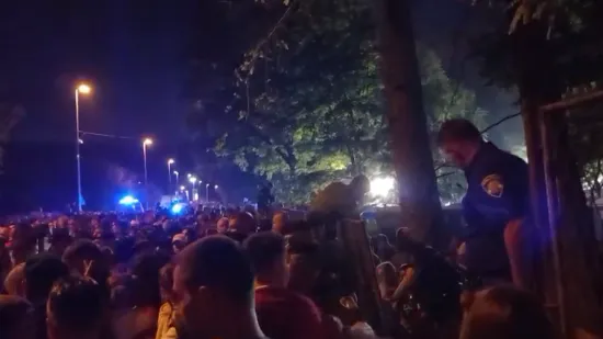 Koncert kasni, masa ljudi još nije ušla na Hipodrom! Ljudi preskaču ogradu, pogledajte snimke