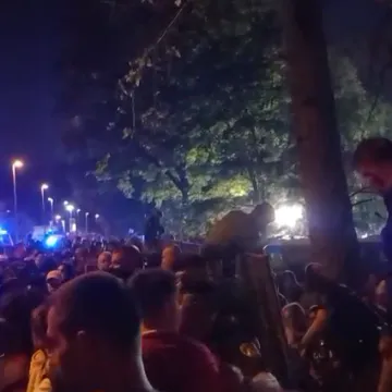 Koncert kasni, masa ljudi još nije ušla na Hipodrom! Ljudi preskaču ogradu, pogledajte snimke