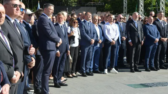 Tako blizu, a tako daleko: Milanović i Plenković položili vijence, pogledajte tko je još došao u Knin