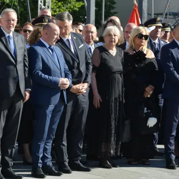 Tako blizu, a tako daleko: Milanović i Plenković položili vijence, pogledajte tko je još došao u Knin