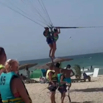 Žena (52) tvrdi da ju je instruktor parasailinga seksualno zlostavljao sto metara iznad mora