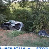 Mladi vozač (22) sletio u kanal i umro na mjestu: Smrskani auto završio na krošnji stabla