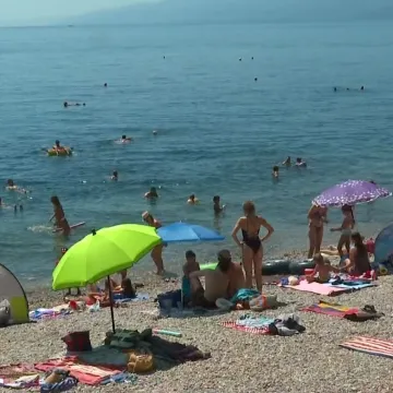 Pakleni dan u Rijeci: 35°C u podne, troje mrtvih, a obala i dalje prepuna 'junaka' koji prkose suncu