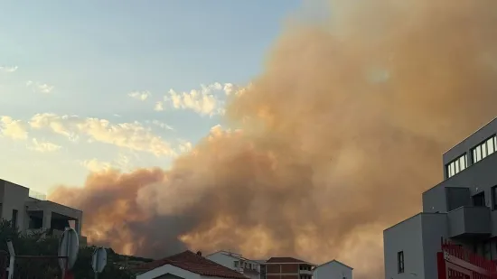 Veliki požar u Dalmaciji! Doznajemo da je oštećena i jedna kuća, nekoliko ljudi evakuirano