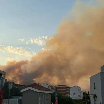 Veliki požar u Dalmaciji! Doznajemo da je oštećena i jedna kuća, nekoliko ljudi evakuirano