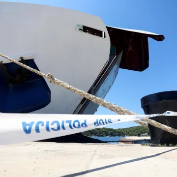 Vođa palube trajekta Lastovo tvrdio je da 'nema rampa kuda ići'. Par minuta poslije ubila je trojicu pomoraca