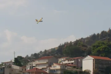 Usred noći veliki požar kod Omiša! Bježali mještani i turisti, jutros stigli kanaderi