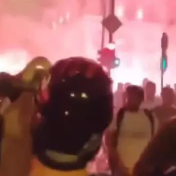 Na ulicama Srbije totalni rat! Pirotehnika leti na sve strane, vatromet usmjerili na građane