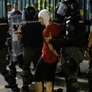 Ovako je Srbija izgledala sinoć: Detonacije, kaos i krv na ulici - potegnuo se i pištolj