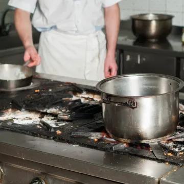 Inspekcija zatvorila restoran: U zamrzivaču pronađeno pseće meso, u kuhinji mišji izmet