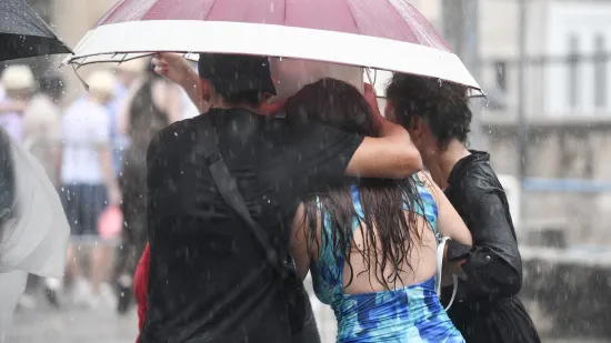 Sinj se jutros pržili, a onda ih popodne zasula kiša: Ljudi ‘zapeli’ na Pijaci