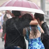 Sinj se jutros pržili, a onda ih popodne zasula kiša: Ljudi ‘zapeli’ na Pijaci