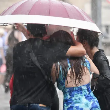 Sinj se jutros pržili, a onda ih popodne zasula kiša: Ljudi ‘zapeli’ na Pijaci