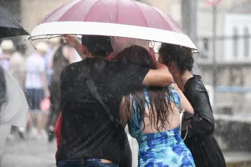 Sinj se jutros pržili, a onda ih popodne zasula kiša: Ljudi ‘zapeli’ na Pijaci