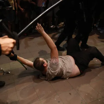 Žestoki obračuni u Srbiji: Ozlijeđeni mnogi studenti i građani; vojnik kasnije iz oružja pucao u zrak