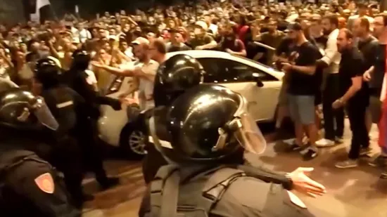 Totalna eskalacija prosvjeda: Lete jaja, dimne bombe, žestoki sukobi prosvjednika i policije