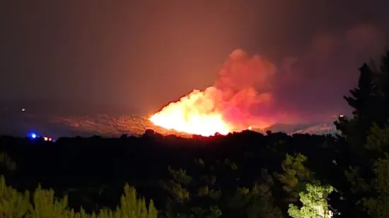 Udar groma izazvao požar na Braču: Vatrogasci se bore s vatrenom stihijom