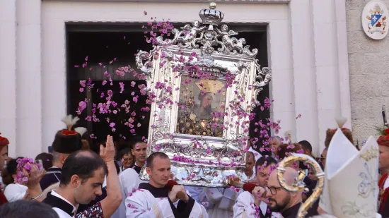 Sinjski alkari, bogoslovi, branitelji i medicinske sestre u procesiji nose sliku Gospe Sinjske