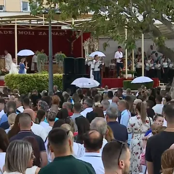 Rijeke hodočasnika još uvijek se slijevaju u Sinj: Nakon mise slijedi velika tradicionalna fešta