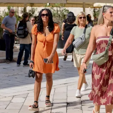 Zapalila Kalelargu: Djevojka u haljini toplih tonova istaknula obline i zaustavila promet u Zadru