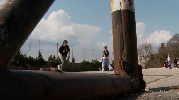 Sedam godina bez dogovora: Zbog spora dviju &scaron;kola djeca u Imotskom tjelesni imaju na zapu&scaron;tenom betonu