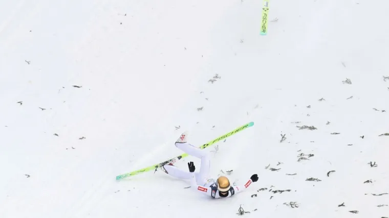 Scene koje lede krv u žilama! Mladi skakač izgubio svijest nakon stravičnog pada, pao je na glavu